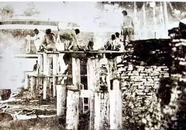ภาพถ่ายเก่าการเททองหล่อพระพุทธชินราชจำลองเป็นชิ้นๆ ที่เมืองพิษณุโลก พ.ศ. ๒๔๔๔