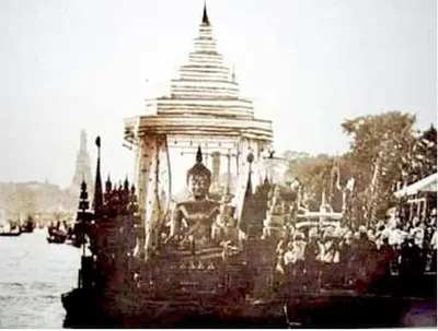 ภาพถ่ายเก่าขบวนเรือมณฑปอัญเชิญพระพุทธชินราชจำลองมาประดิษฐาน ณ พระอุโบสถวัดเบญจมบพิตรดุสิตวนาราม