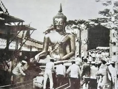 ภาพถ่ายเก่าการประกอบและแต่งองค์พระพุทธชินราชจำลองที่กรมทหารเรือ โดยมีทหารเรือร่วมปฏิบัติงาน