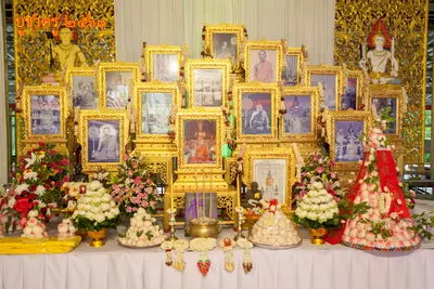 มณฑลพิธีไหว้ครูบูรพาจารย์ วัดจุฬามณี ปี ๒๕๖๓ (กรอบทองรูปบูรพาจารย์ + เครื่องบูชา)