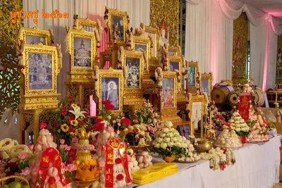 มณฑลพิธีไหว้ครูบูรพาจารย์ วัดจุฬามณี ปี ๒๕๖๓ (กรอบทองรูปบูรพาจารย์ + เครื่องบูชา)