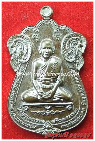 เหรียญรุ่น ๒ เลื่อนสมณศักดิ์ หลวงพ่ออิฏฐ์ ภทฺทจาโร วัดจุฬามณี ปี ๒๕๕๒ พิมพ์เสมา เนื้อนวโลหะ ด้านหน้า