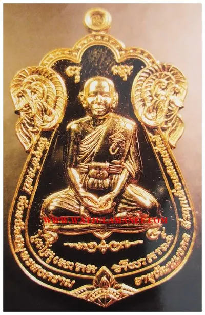 เหรียญรุ่น ๒ เลื่อนสมณศักดิ์ หลวงพ่ออิฏฐ์ ภทฺทจาโร วัดจุฬามณี ปี ๒๕๕๒ พิมพ์เสมา เนื้อทองคำ ด้านหน้า