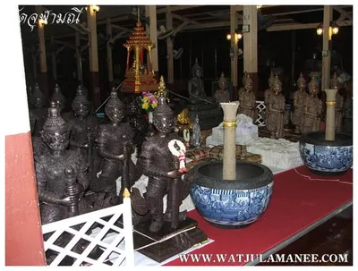 บรรยากาศการเตรียมมณฑลพิธีปลุกเสก คืนก่อนพิธี เหรียญรุ่น ๒ เลื่อนสมณศักดิ์ หลวงพ่ออิฏฐ์ วัดจุฬามณี ๒๕๕๒