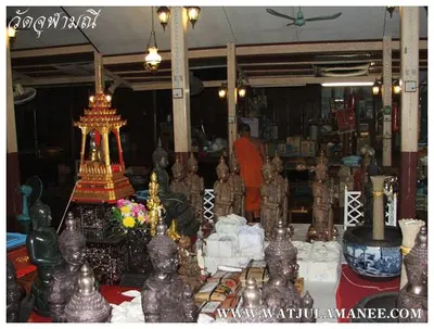 บรรยากาศการเตรียมมณฑลพิธีปลุกเสก คืนก่อนพิธี เหรียญรุ่น ๒ เลื่อนสมณศักดิ์ หลวงพ่ออิฏฐ์ วัดจุฬามณี ๒๕๕๒