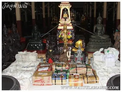 บรรยากาศการเตรียมมณฑลพิธีปลุกเสก คืนก่อนพิธี เหรียญรุ่น ๒ เลื่อนสมณศักดิ์ หลวงพ่ออิฏฐ์ วัดจุฬามณี ๒๕๕๒