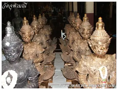 บรรยากาศการเตรียมมณฑลพิธีปลุกเสก คืนก่อนพิธี เหรียญรุ่น ๒ เลื่อนสมณศักดิ์ หลวงพ่ออิฏฐ์ วัดจุฬามณี ๒๕๕๒