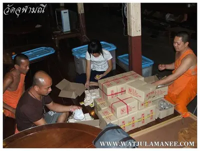 บรรยากาศการเตรียมมณฑลพิธีปลุกเสก คืนก่อนพิธี เหรียญรุ่น ๒ เลื่อนสมณศักดิ์ หลวงพ่ออิฏฐ์ วัดจุฬามณี ๒๕๕๒