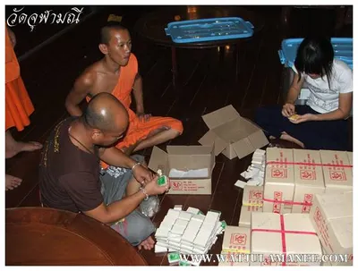 บรรยากาศการเตรียมมณฑลพิธีปลุกเสก คืนก่อนพิธี เหรียญรุ่น ๒ เลื่อนสมณศักดิ์ หลวงพ่ออิฏฐ์ วัดจุฬามณี ๒๕๕๒
