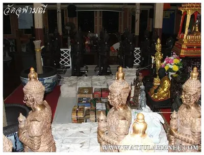 บรรยากาศการเตรียมมณฑลพิธีปลุกเสก คืนก่อนพิธี เหรียญรุ่น ๒ เลื่อนสมณศักดิ์ หลวงพ่ออิฏฐ์ วัดจุฬามณี ๒๕๕๒