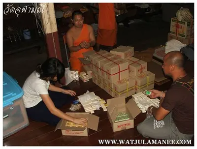 บรรยากาศการเตรียมมณฑลพิธีปลุกเสก คืนก่อนพิธี เหรียญรุ่น ๒ เลื่อนสมณศักดิ์ หลวงพ่ออิฏฐ์ วัดจุฬามณี ๒๕๕๒
