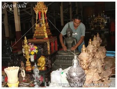 บรรยากาศการเตรียมมณฑลพิธีปลุกเสก คืนก่อนพิธี เหรียญรุ่น ๒ เลื่อนสมณศักดิ์ หลวงพ่ออิฏฐ์ วัดจุฬามณี ๒๕๕๒
