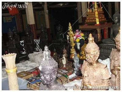 บรรยากาศการเตรียมมณฑลพิธีปลุกเสก คืนก่อนพิธี เหรียญรุ่น ๒ เลื่อนสมณศักดิ์ หลวงพ่ออิฏฐ์ วัดจุฬามณี ๒๕๕๒