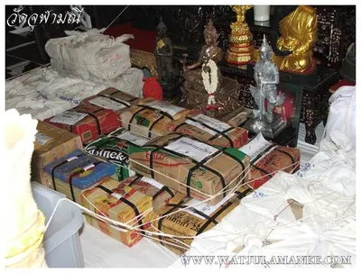 บรรยากาศการเตรียมมณฑลพิธีปลุกเสก คืนก่อนพิธี เหรียญรุ่น ๒ เลื่อนสมณศักดิ์ หลวงพ่ออิฏฐ์ วัดจุฬามณี ๒๕๕๒