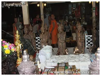 บรรยากาศการเตรียมมณฑลพิธีปลุกเสก คืนก่อนพิธี เหรียญรุ่น ๒ เลื่อนสมณศักดิ์ หลวงพ่ออิฏฐ์ วัดจุฬามณี ๒๕๕๒