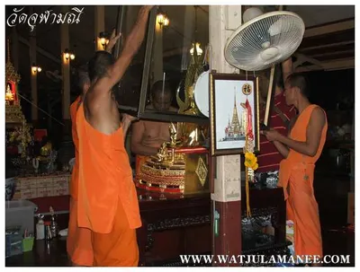บรรยากาศการเตรียมมณฑลพิธีปลุกเสก คืนก่อนพิธี เหรียญรุ่น ๒ เลื่อนสมณศักดิ์ หลวงพ่ออิฏฐ์ วัดจุฬามณี ๒๕๕๒