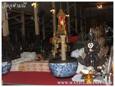 บรรยากาศการเตรียมมณฑลพิธีปลุกเสก คืนก่อนพิธี เหรียญรุ่น ๒ เลื่อนสมณศักดิ์ หลวงพ่ออิฏฐ์ วัดจุฬามณี ๒๕๕๒