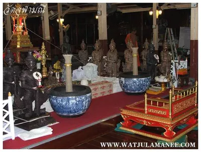 บรรยากาศการเตรียมมณฑลพิธีปลุกเสก คืนก่อนพิธี เหรียญรุ่น ๒ เลื่อนสมณศักดิ์ หลวงพ่ออิฏฐ์ วัดจุฬามณี ๒๕๕๒