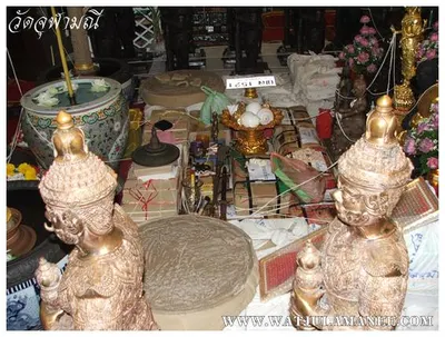 บรรยากาศการเตรียมมณฑลพิธีปลุกเสก คืนก่อนพิธี เหรียญรุ่น ๒ เลื่อนสมณศักดิ์ หลวงพ่ออิฏฐ์ วัดจุฬามณี ๒๕๕๒