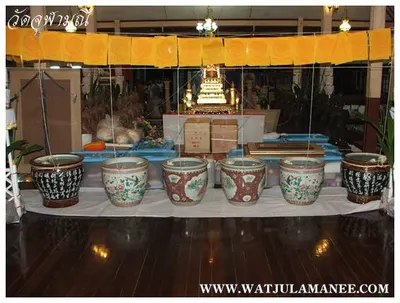 บรรยากาศการเตรียมมณฑลพิธีปลุกเสก คืนก่อนพิธี เหรียญรุ่น ๒ เลื่อนสมณศักดิ์ หลวงพ่ออิฏฐ์ วัดจุฬามณี ๒๕๕๒