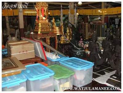 บรรยากาศการเตรียมมณฑลพิธีปลุกเสก คืนก่อนพิธี เหรียญรุ่น ๒ เลื่อนสมณศักดิ์ หลวงพ่ออิฏฐ์ วัดจุฬามณี ๒๕๕๒
