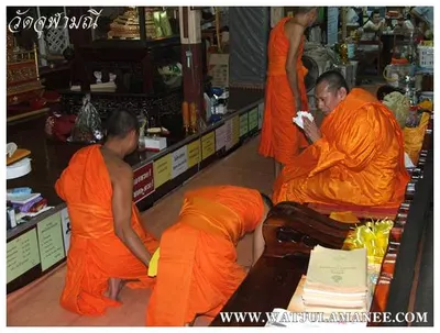 บรรยากาศการเตรียมมณฑลพิธีปลุกเสก คืนก่อนพิธี เหรียญรุ่น ๒ เลื่อนสมณศักดิ์ หลวงพ่ออิฏฐ์ วัดจุฬามณี ๒๕๕๒
