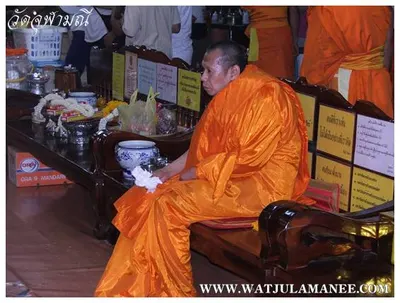 บรรยากาศการเตรียมมณฑลพิธีปลุกเสก คืนก่อนพิธี เหรียญรุ่น ๒ เลื่อนสมณศักดิ์ หลวงพ่ออิฏฐ์ วัดจุฬามณี ๒๕๕๒