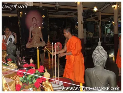 บรรยากาศการเตรียมมณฑลพิธีปลุกเสก คืนก่อนพิธี เหรียญรุ่น ๒ เลื่อนสมณศักดิ์ หลวงพ่ออิฏฐ์ วัดจุฬามณี ๒๕๕๒
