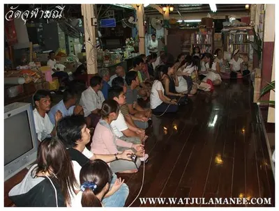 บรรยากาศการเตรียมมณฑลพิธีปลุกเสก คืนก่อนพิธี เหรียญรุ่น ๒ เลื่อนสมณศักดิ์ หลวงพ่ออิฏฐ์ วัดจุฬามณี ๒๕๕๒