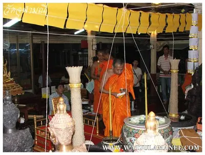 บรรยากาศการเตรียมมณฑลพิธีปลุกเสก คืนก่อนพิธี เหรียญรุ่น ๒ เลื่อนสมณศักดิ์ หลวงพ่ออิฏฐ์ วัดจุฬามณี ๒๕๕๒