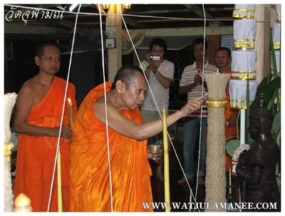บรรยากาศการเตรียมมณฑลพิธีปลุกเสก คืนก่อนพิธี เหรียญรุ่น ๒ เลื่อนสมณศักดิ์ หลวงพ่ออิฏฐ์ วัดจุฬามณี ๒๕๕๒