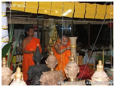 บรรยากาศการเตรียมมณฑลพิธีปลุกเสก คืนก่อนพิธี เหรียญรุ่น ๒ เลื่อนสมณศักดิ์ หลวงพ่ออิฏฐ์ วัดจุฬามณี ๒๕๕๒
