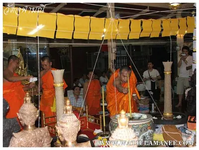 บรรยากาศการเตรียมมณฑลพิธีปลุกเสก คืนก่อนพิธี เหรียญรุ่น ๒ เลื่อนสมณศักดิ์ หลวงพ่ออิฏฐ์ วัดจุฬามณี ๒๕๕๒