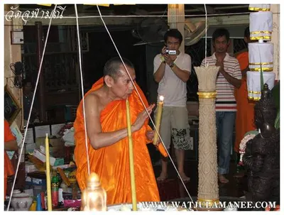 บรรยากาศการเตรียมมณฑลพิธีปลุกเสก คืนก่อนพิธี เหรียญรุ่น ๒ เลื่อนสมณศักดิ์ หลวงพ่ออิฏฐ์ วัดจุฬามณี ๒๕๕๒