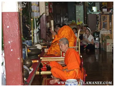 บรรยากาศการเตรียมมณฑลพิธีปลุกเสก คืนก่อนพิธี เหรียญรุ่น ๒ เลื่อนสมณศักดิ์ หลวงพ่ออิฏฐ์ วัดจุฬามณี ๒๕๕๒