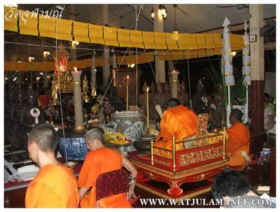 บรรยากาศการเตรียมมณฑลพิธีปลุกเสก คืนก่อนพิธี เหรียญรุ่น ๒ เลื่อนสมณศักดิ์ หลวงพ่ออิฏฐ์ วัดจุฬามณี ๒๕๕๒
