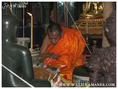 บรรยากาศการเตรียมมณฑลพิธีปลุกเสก คืนก่อนพิธี เหรียญรุ่น ๒ เลื่อนสมณศักดิ์ หลวงพ่ออิฏฐ์ วัดจุฬามณี ๒๕๕๒