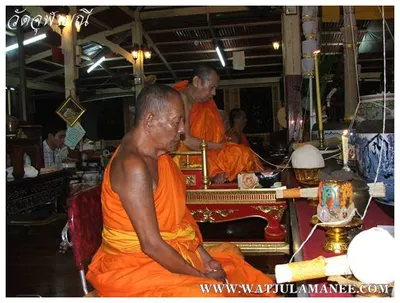 บรรยากาศการเตรียมมณฑลพิธีปลุกเสก คืนก่อนพิธี เหรียญรุ่น ๒ เลื่อนสมณศักดิ์ หลวงพ่ออิฏฐ์ วัดจุฬามณี ๒๕๕๒