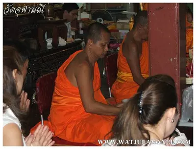 บรรยากาศการเตรียมมณฑลพิธีปลุกเสก คืนก่อนพิธี เหรียญรุ่น ๒ เลื่อนสมณศักดิ์ หลวงพ่ออิฏฐ์ วัดจุฬามณี ๒๕๕๒