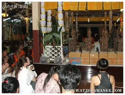 บรรยากาศการเตรียมมณฑลพิธีปลุกเสก คืนก่อนพิธี เหรียญรุ่น ๒ เลื่อนสมณศักดิ์ หลวงพ่ออิฏฐ์ วัดจุฬามณี ๒๕๕๒