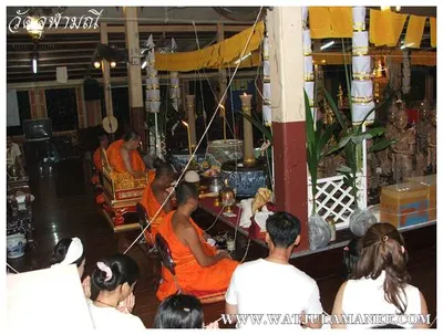 บรรยากาศการเตรียมมณฑลพิธีปลุกเสก คืนก่อนพิธี เหรียญรุ่น ๒ เลื่อนสมณศักดิ์ หลวงพ่ออิฏฐ์ วัดจุฬามณี ๒๕๕๒