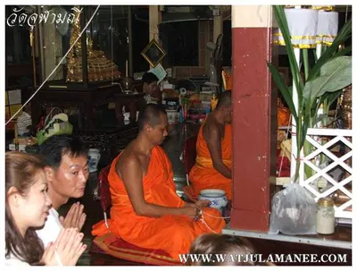 บรรยากาศการเตรียมมณฑลพิธีปลุกเสก คืนก่อนพิธี เหรียญรุ่น ๒ เลื่อนสมณศักดิ์ หลวงพ่ออิฏฐ์ วัดจุฬามณี ๒๕๕๒