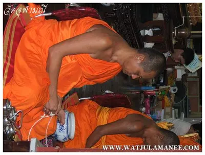 บรรยากาศการเตรียมมณฑลพิธีปลุกเสก คืนก่อนพิธี เหรียญรุ่น ๒ เลื่อนสมณศักดิ์ หลวงพ่ออิฏฐ์ วัดจุฬามณี ๒๕๕๒