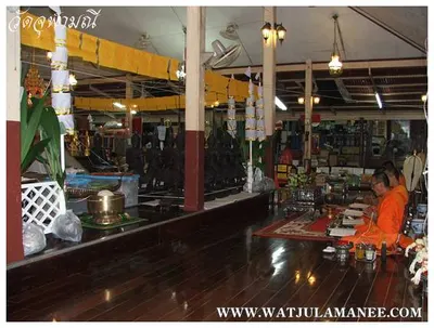 บรรยากาศการเตรียมมณฑลพิธีปลุกเสก คืนก่อนพิธี เหรียญรุ่น ๒ เลื่อนสมณศักดิ์ หลวงพ่ออิฏฐ์ วัดจุฬามณี ๒๕๕๒