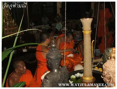 บรรยากาศการเตรียมมณฑลพิธีปลุกเสก คืนก่อนพิธี เหรียญรุ่น ๒ เลื่อนสมณศักดิ์ หลวงพ่ออิฏฐ์ วัดจุฬามณี ๒๕๕๒