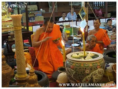 บรรยากาศการเตรียมมณฑลพิธีปลุกเสก คืนก่อนพิธี เหรียญรุ่น ๒ เลื่อนสมณศักดิ์ หลวงพ่ออิฏฐ์ วัดจุฬามณี ๒๕๕๒
