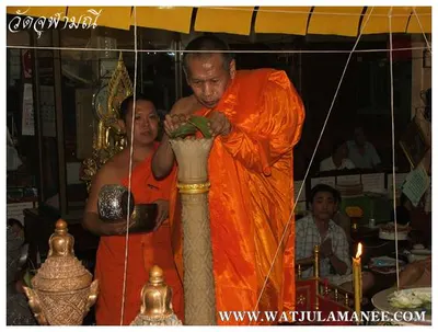 บรรยากาศการเตรียมมณฑลพิธีปลุกเสก คืนก่อนพิธี เหรียญรุ่น ๒ เลื่อนสมณศักดิ์ หลวงพ่ออิฏฐ์ วัดจุฬามณี ๒๕๕๒