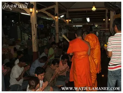 บรรยากาศการเตรียมมณฑลพิธีปลุกเสก คืนก่อนพิธี เหรียญรุ่น ๒ เลื่อนสมณศักดิ์ หลวงพ่ออิฏฐ์ วัดจุฬามณี ๒๕๕๒