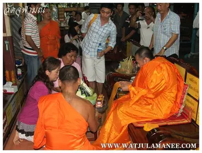 บรรยากาศการเตรียมมณฑลพิธีปลุกเสก คืนก่อนพิธี เหรียญรุ่น ๒ เลื่อนสมณศักดิ์ หลวงพ่ออิฏฐ์ วัดจุฬามณี ๒๕๕๒