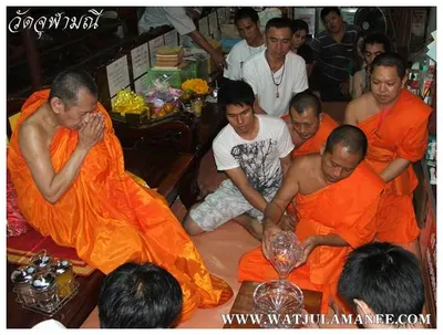 บรรยากาศการเตรียมมณฑลพิธีปลุกเสก คืนก่อนพิธี เหรียญรุ่น ๒ เลื่อนสมณศักดิ์ หลวงพ่ออิฏฐ์ วัดจุฬามณี ๒๕๕๒